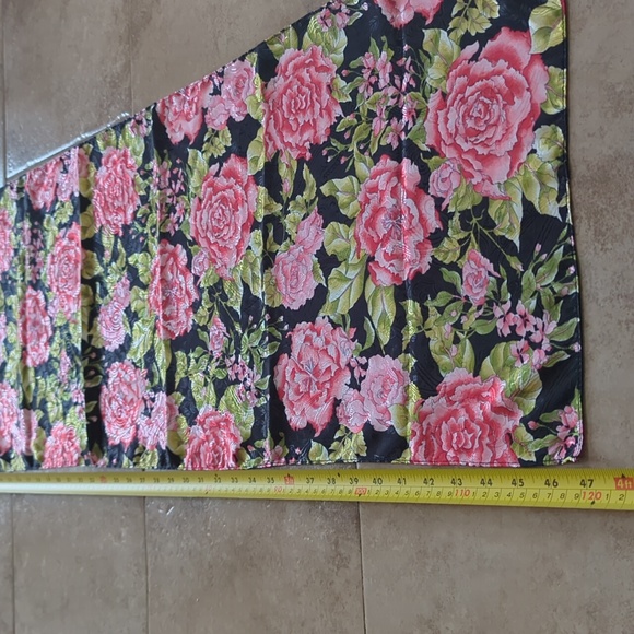 Rectangular lightweight scarf with roses - Picture 8 of 8